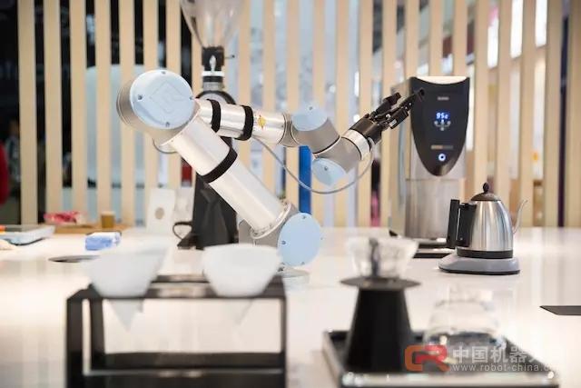 bubble lab研发的代表性产品是这款机械臂手冲咖啡 机器人.